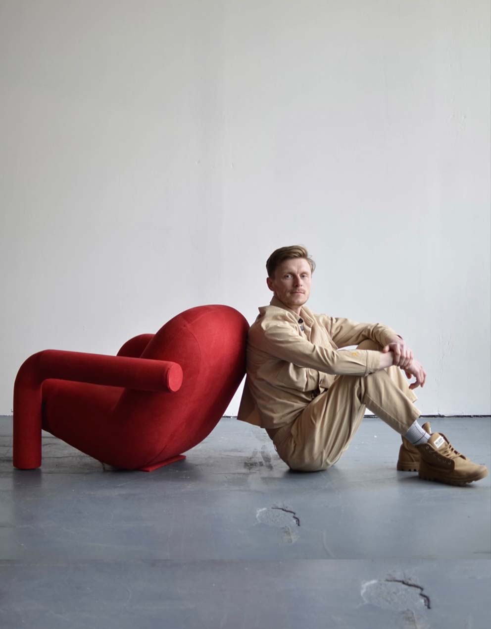 כורסאות, ריהוט, ניהול סושיאל לעסקים מעוצבים