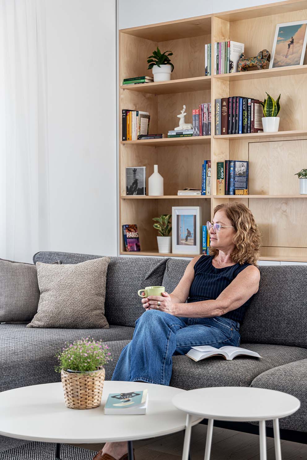 נגרות, ספריה, עיצוב פנים, ניהול סושיאל לעיצוב פנים, עיצוב סלון