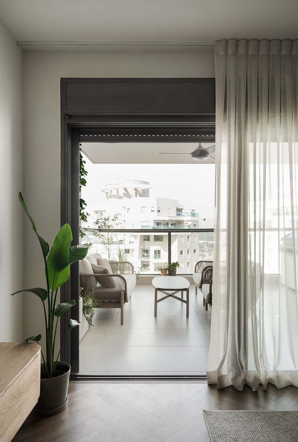 עיצוב: הודיה מילר, צילום: קרין רבנה, www.pnim.co.il עיצוב פנים, ניהול סושיאל למעצבי פנים, מעצבת פנים, עיצוב סלון, סגנון נורדי