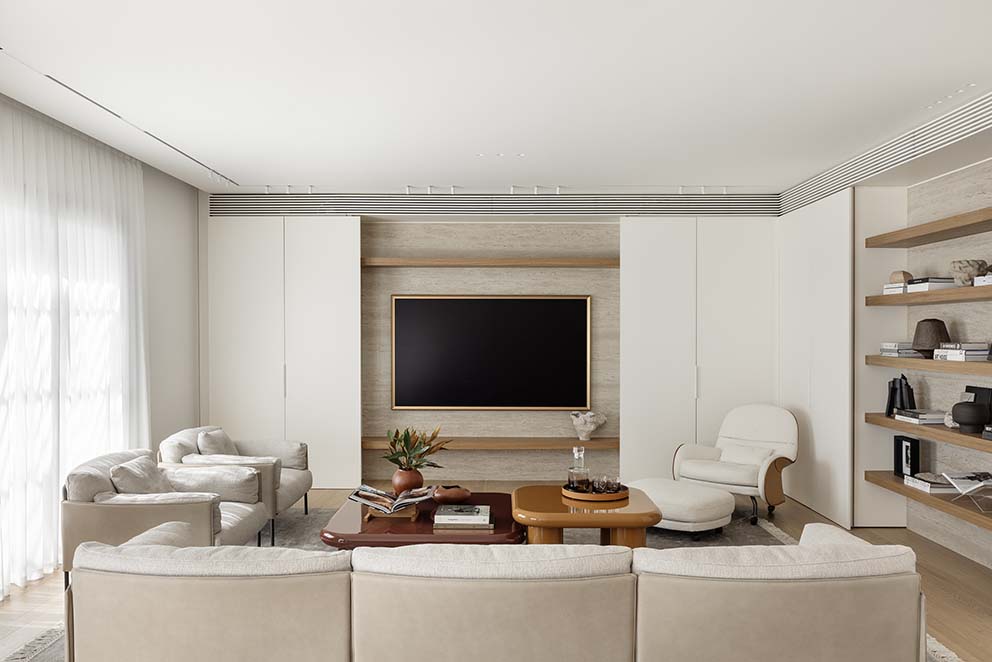 סלון בהיר מדפי עץ 