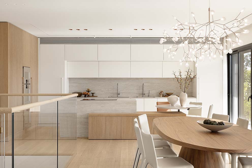 מטבח טבעי מחופה בעץ בשילוב ארונות לבנים